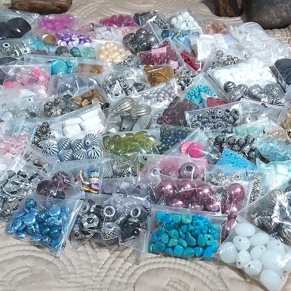 (#5) LARGE BAG OF BEADS AND COMPONENTS